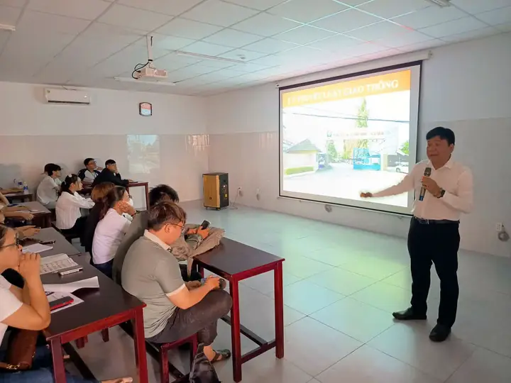 Thầy Thạch giảng bài lý thuyết