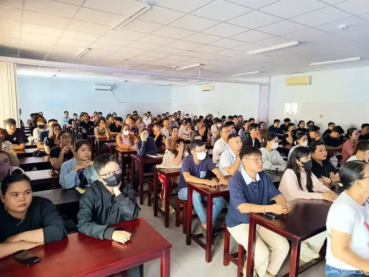 Học viên học lý thuyết luật giao thông