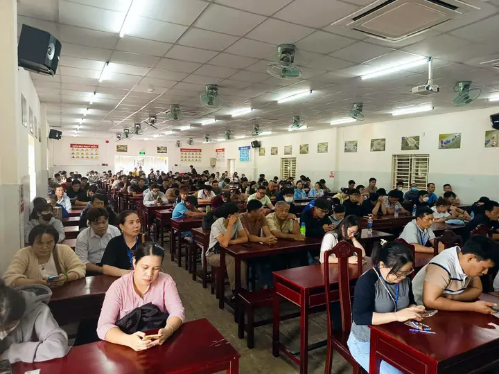 Học viên ôn tập trước kỳ thi