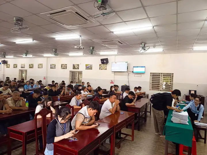 Học viên làm thủ tục dự thi
