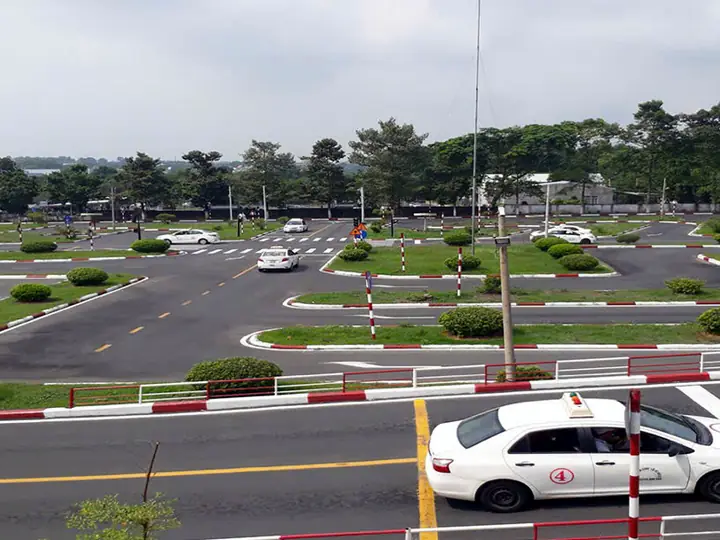 Xe tập chạy trên sân sa hình
