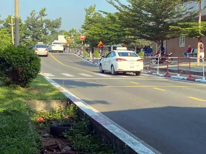 Xe tập lái trên đường nội bộ