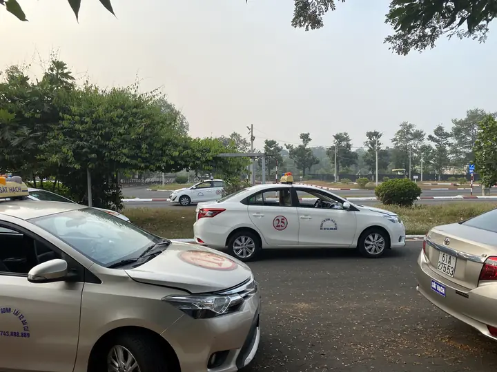 Xe tập lái chạy bài sa hình