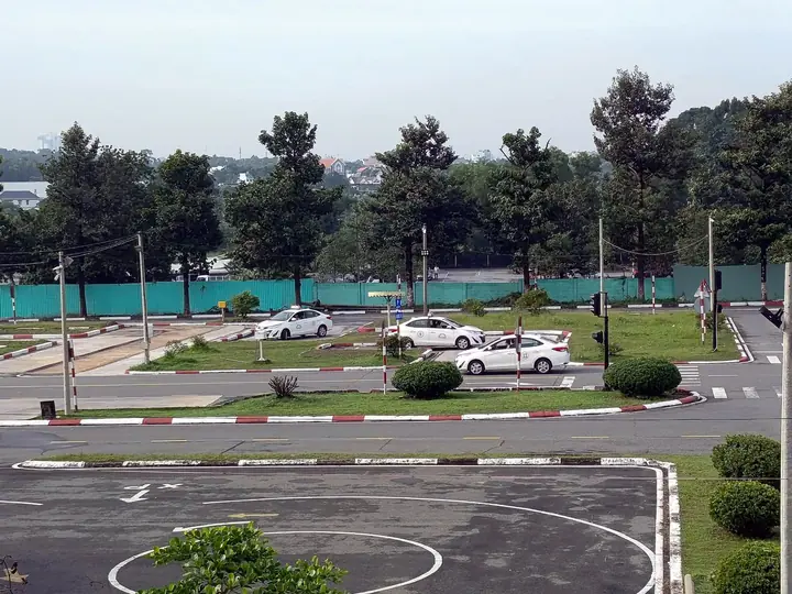 Sân tập lái xe ô tô của học viên