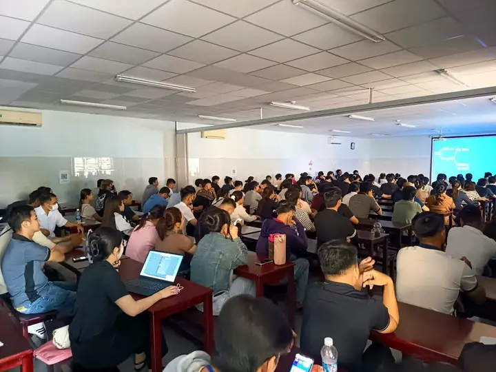 Lớp học lý thuyết đông học viên
