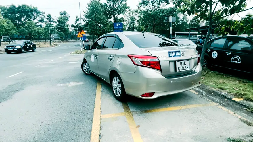 Luyện kỹ năng đỗ xe ô tô nâng cao